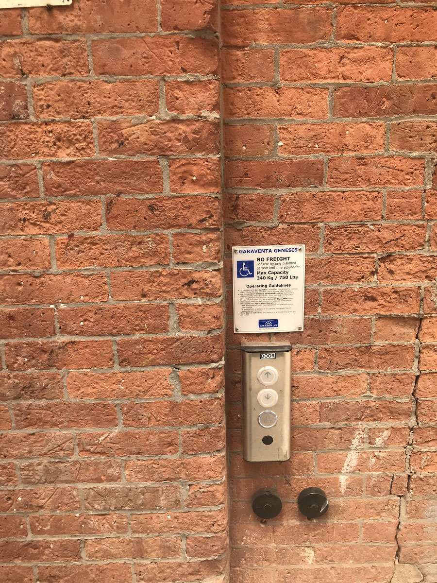 Upper landing call station with concealing piping